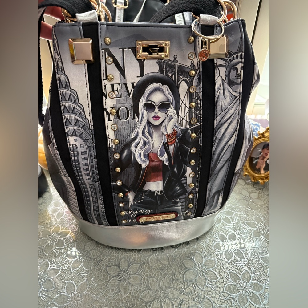 ‼️LIKE NEW‼️ NICOLE LEE " LIFE IN NEW YORK" MULTIFUNCTIONAL BUCKET BACK